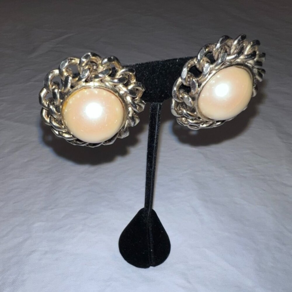 Les‎ Bernard Vintage Clip On Earrings Silver Tone Faux Mabe Pearl Chain Link